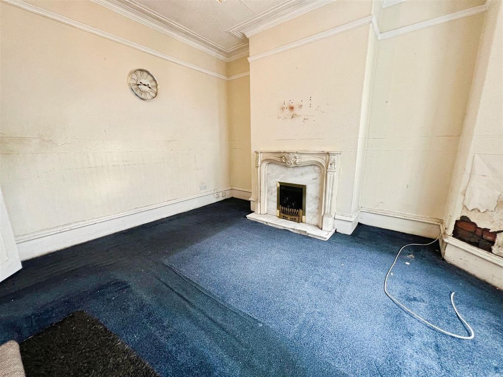 Property photo 3 of 19 Lounge