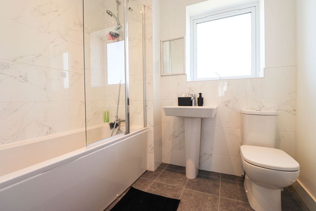 Property photo 3 of 19 Bathroom