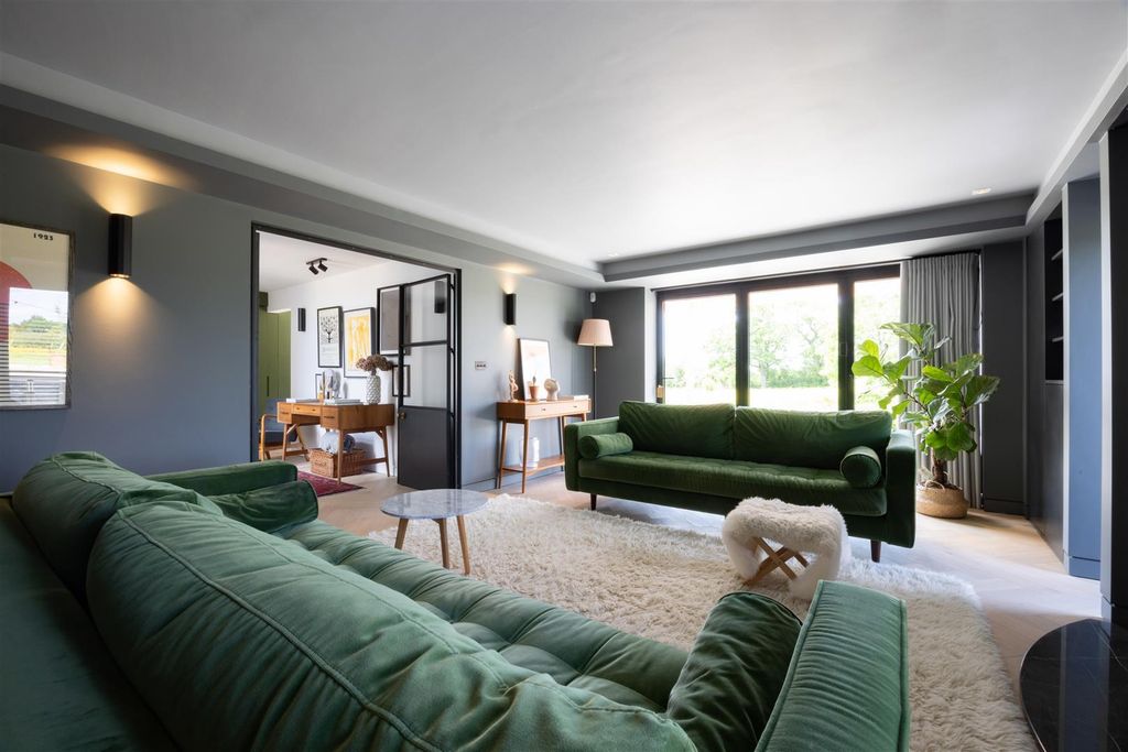 Property photo 2 of 32 Sitting Room