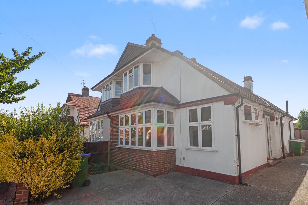 Property photo 1 of 18 35 Crombie Road, Sidcup, Da15 8At