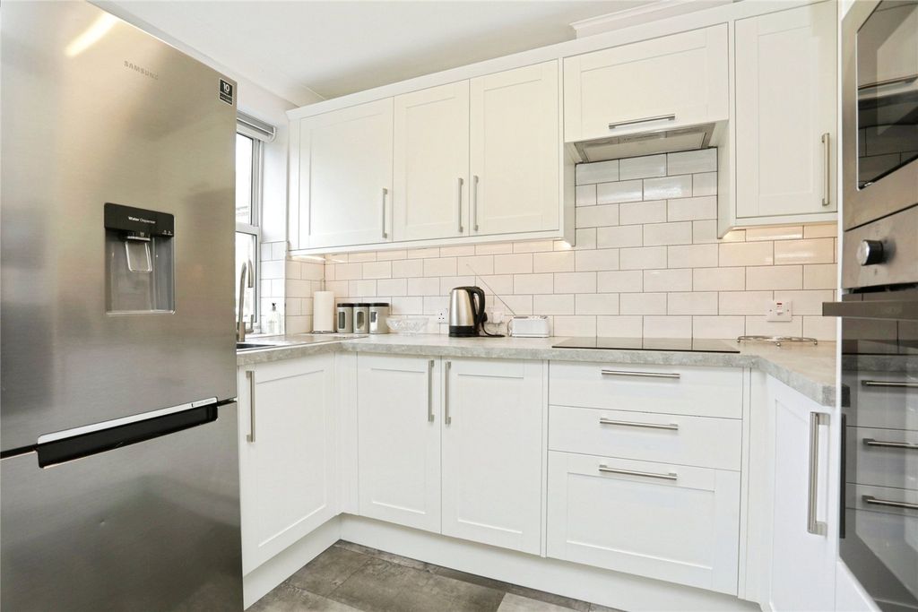 Property photo 3 of 11 Kitchen