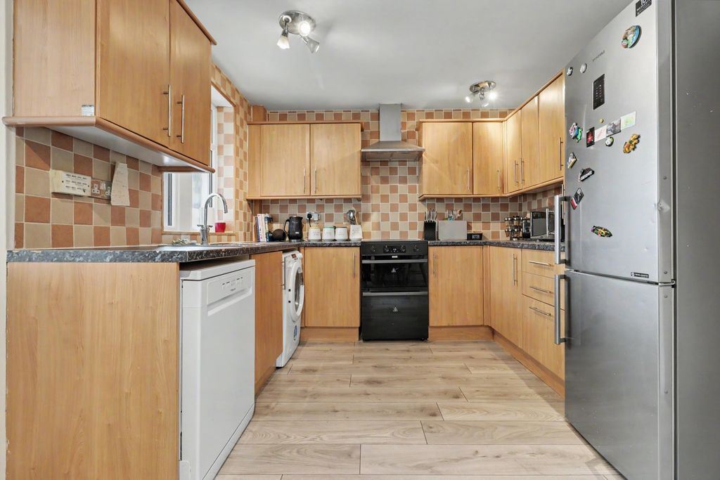Property photo 3 of 19 Img_3678-Img_3680
