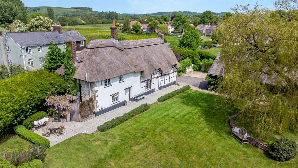 Property photo 1 of 19 8552810-Exterior01.Jpg