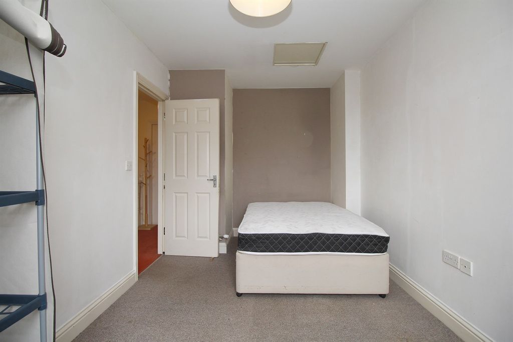 Property photo 2 of 18 Bedroom