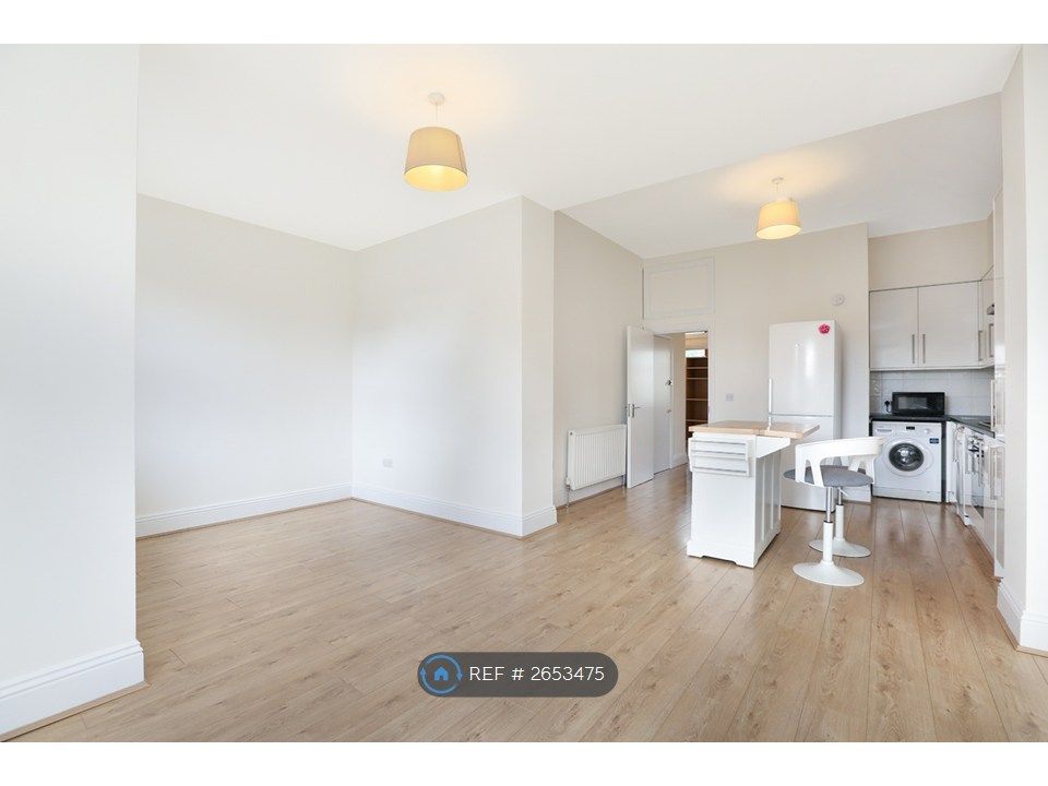 Property photo 3 of 13 Living Room / Kitchen