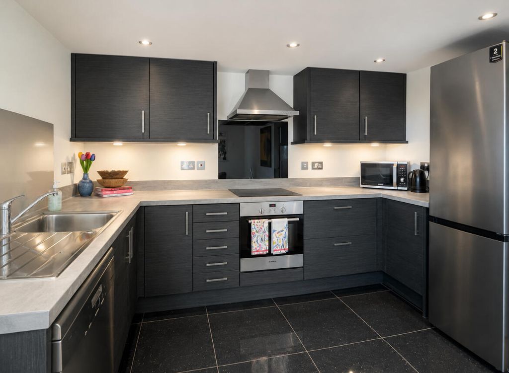 Property photo 3 of 10 Kitchen