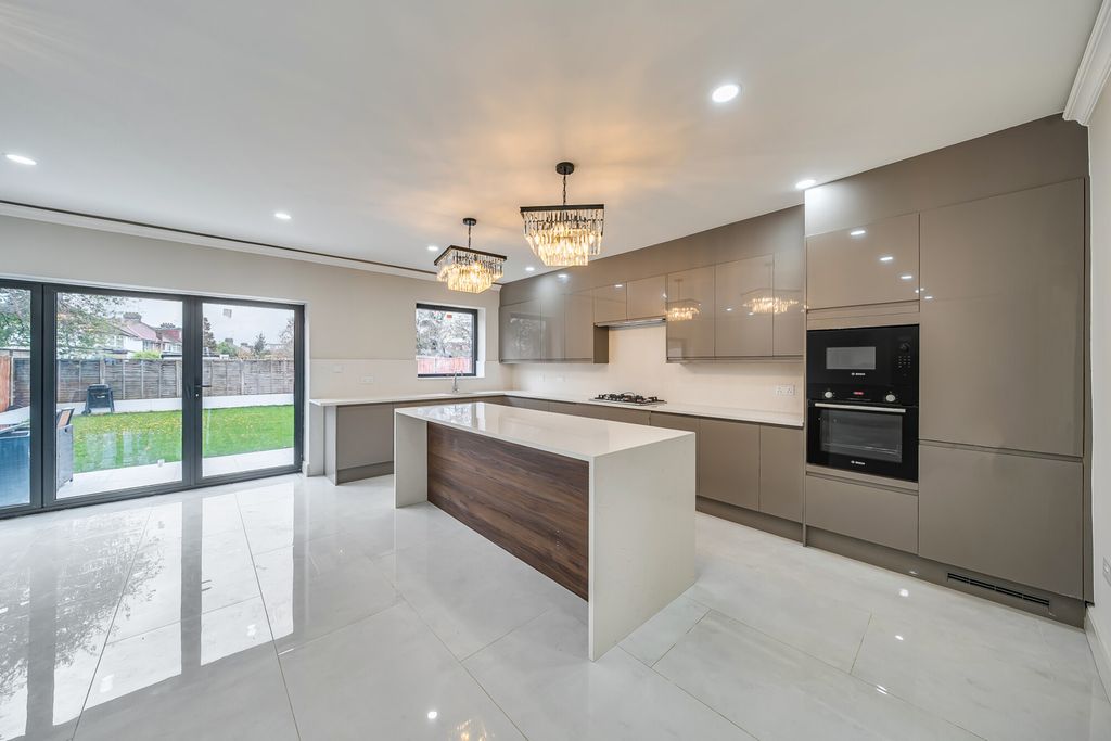 Property photo 2 of 20 1381144-10-691326...