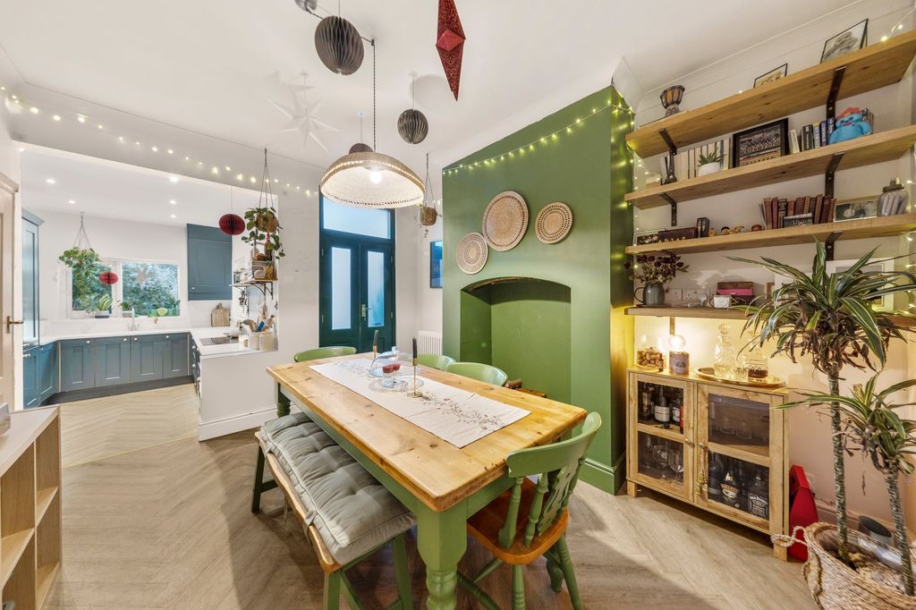 Property photo 2 of 21