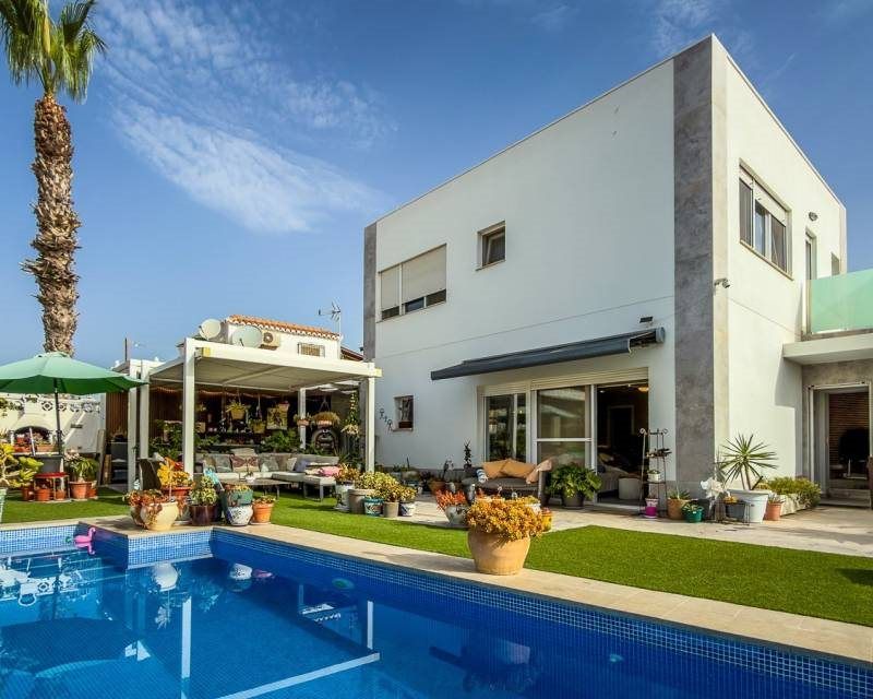 Property photo 1 of 50