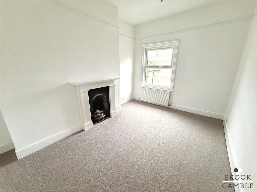 Property photo 2 of 10 01323 438506