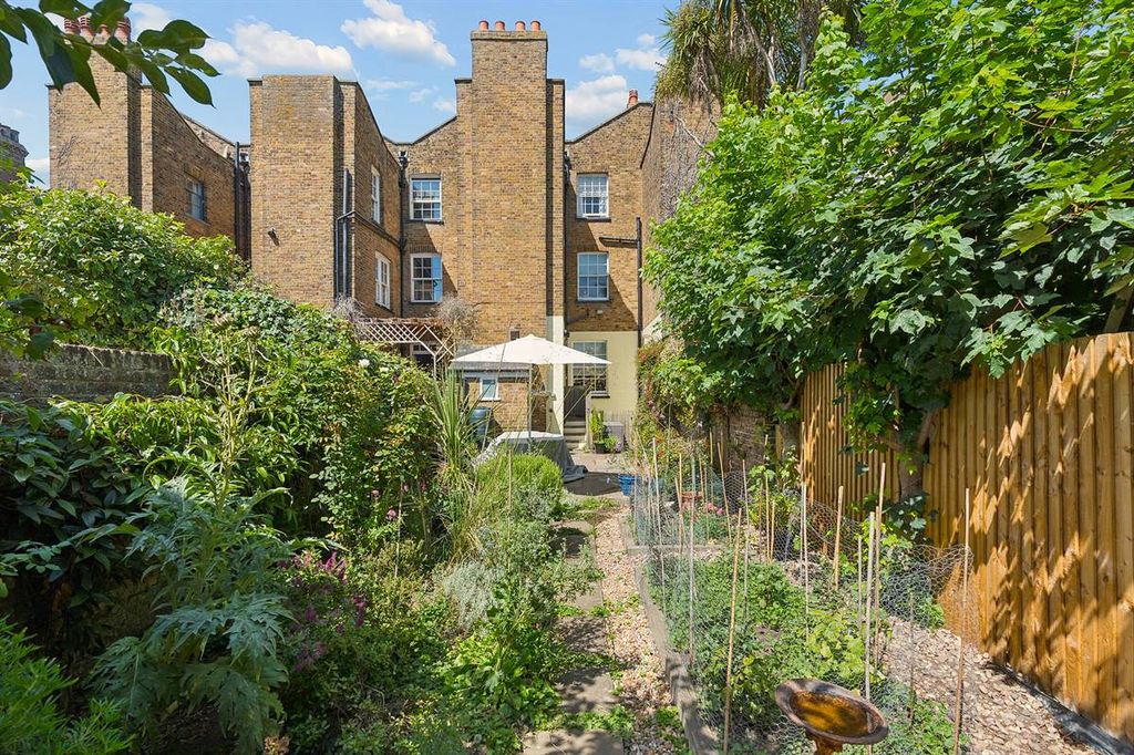 Property photo 2 of 32