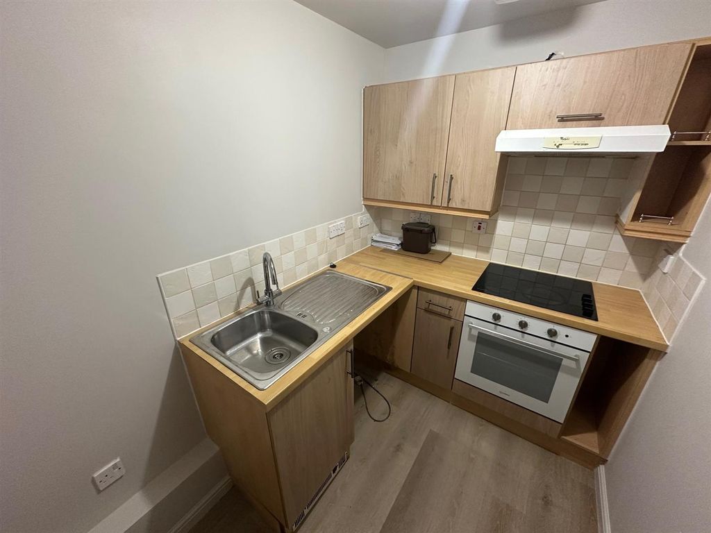 Property photo 3 of 7 Kitchen