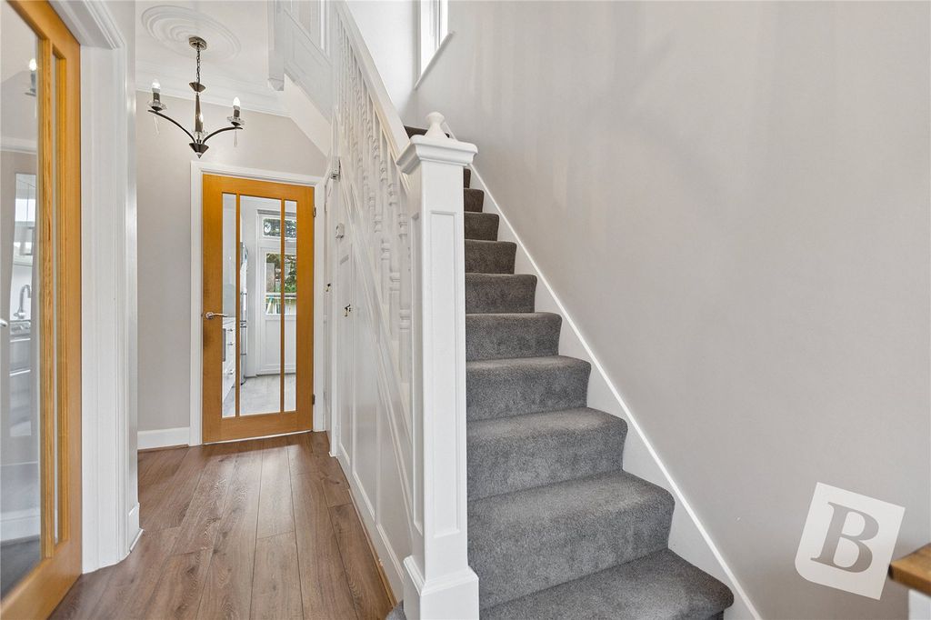 Property photo 2 of 16 Hallway