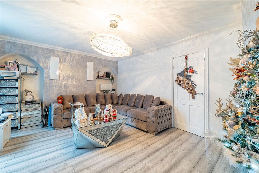 Property photo 2 of 18 Lounge