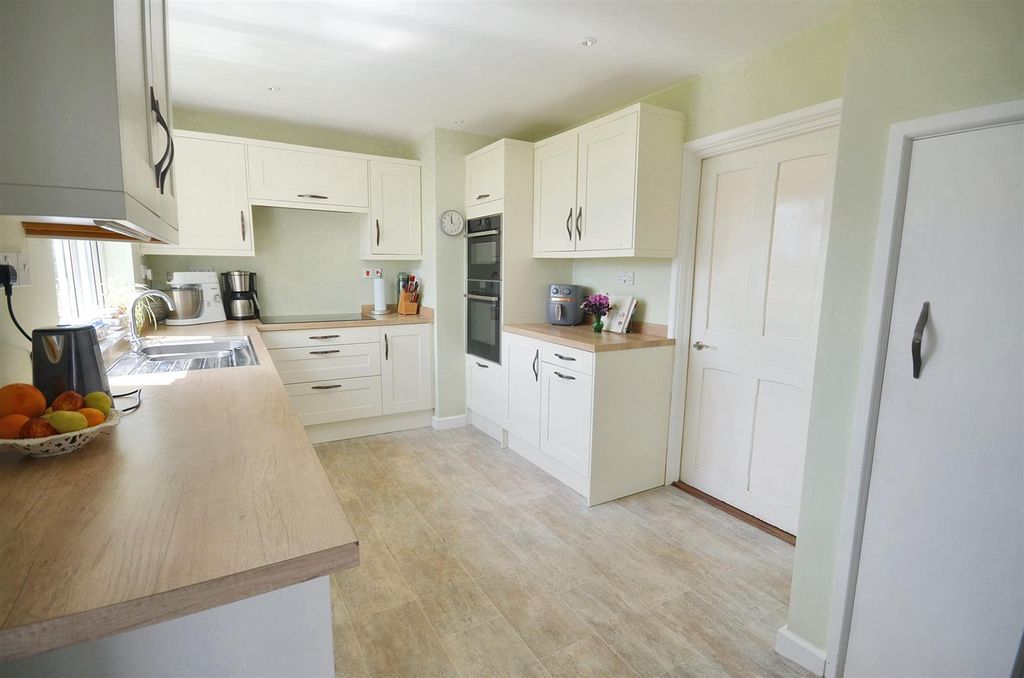 Property photo 3 of 12 Kitchen