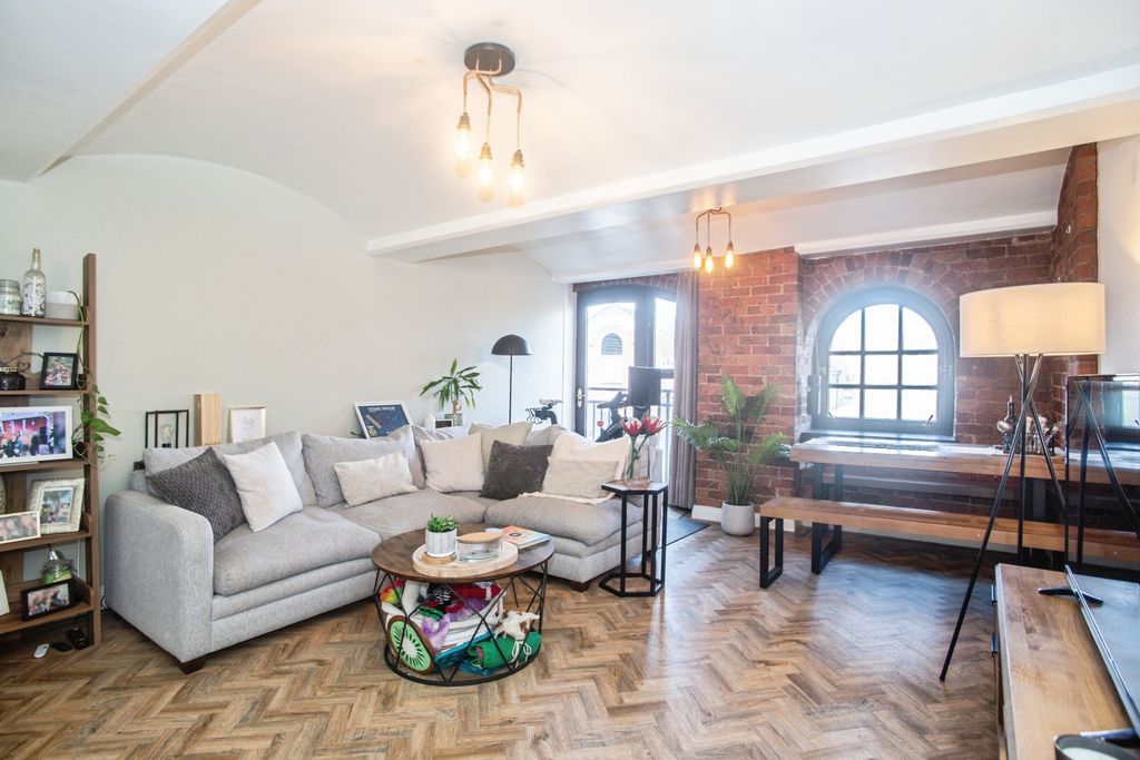 Property photo 2 of 21