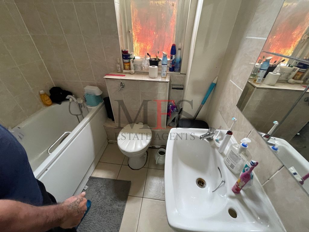 Property photo 1 of 9 Photo 4