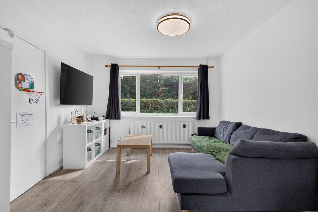 Property photo 3 of 21 Living Room