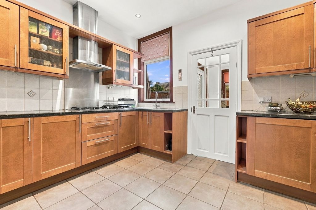 Property photo 3 of 19 Fitted Kitchen