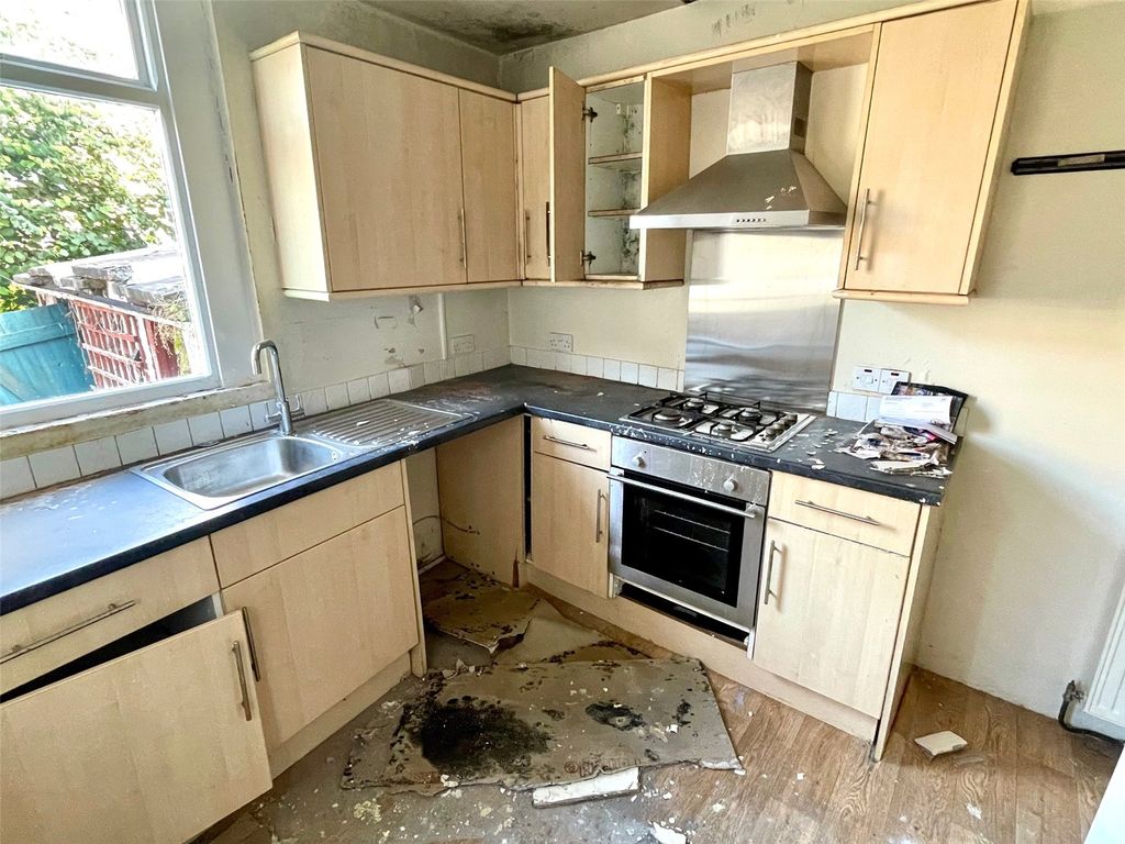 Property photo 2 of 12 Kitchen