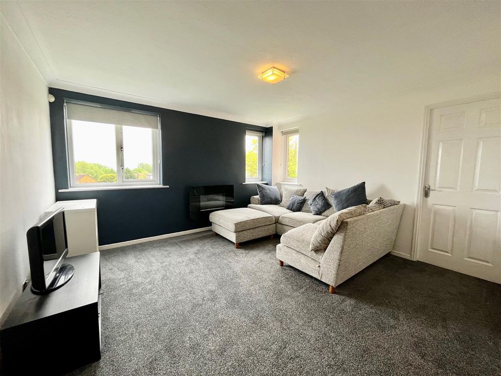 Property photo 2 of 9 Lounge/Dining