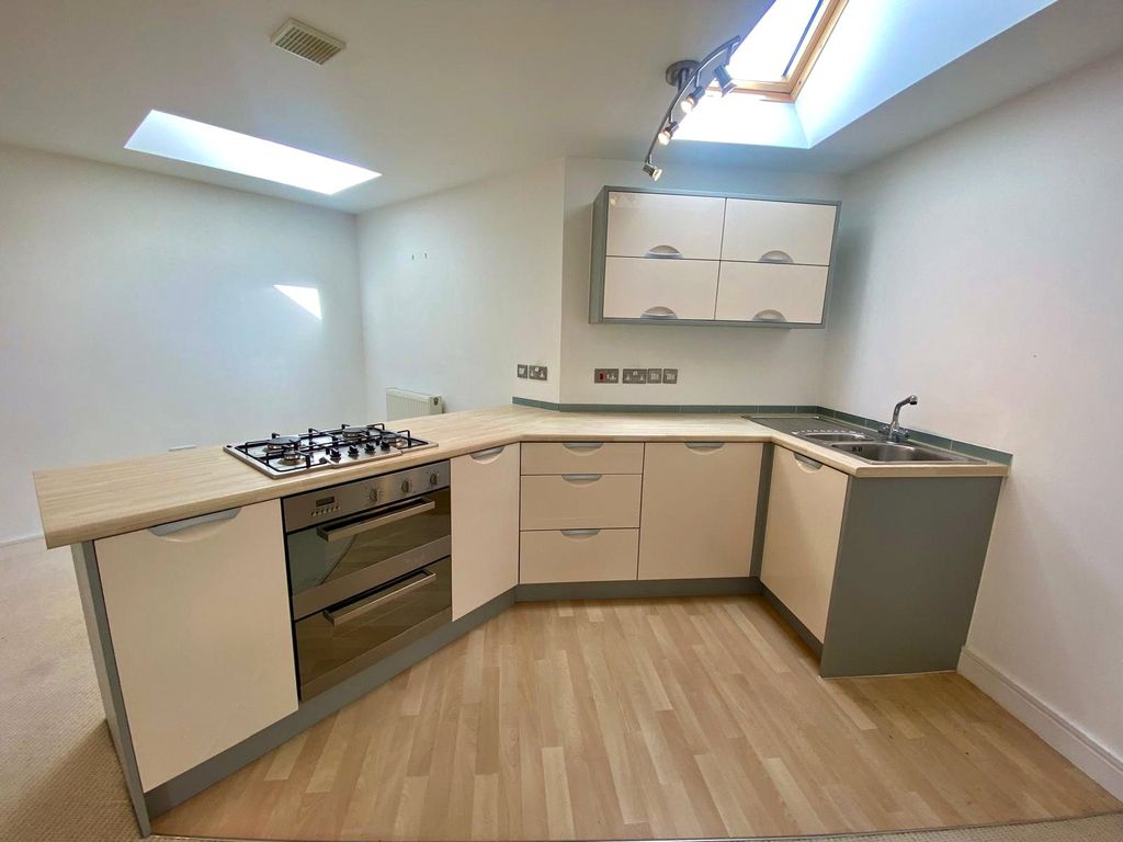2 bed flat for saleBoards Court, Bideford, Devon EX39 photo 5