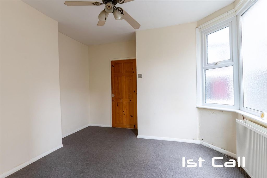 Property photo 3 of 8 Lounge