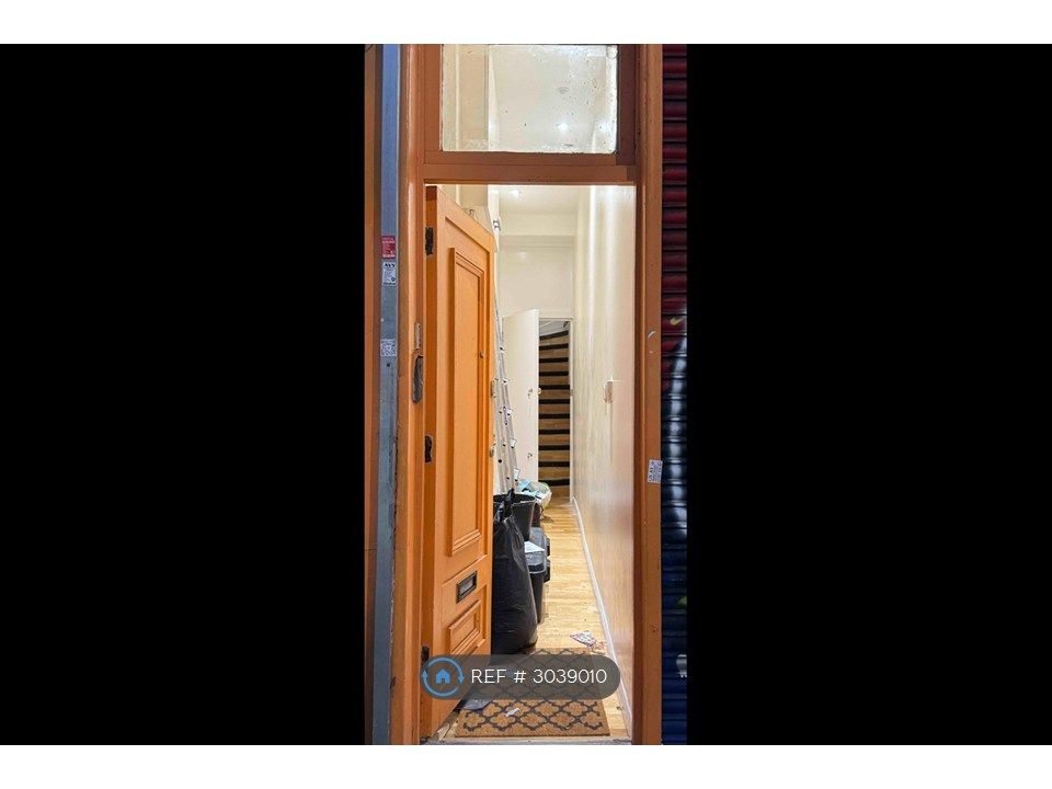 Property photo 2 of 19 Flat Main Door Entry