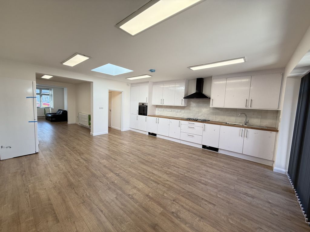 Property photo 1 of 14 11 Burnham Gardens