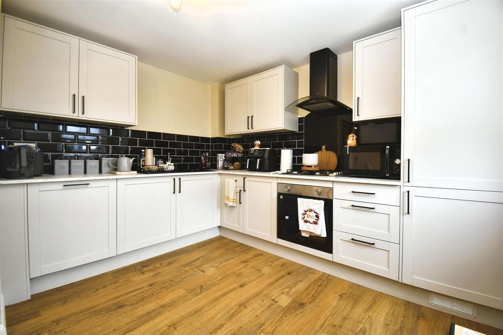 Property photo 3 of 27 Kitchen/Diner