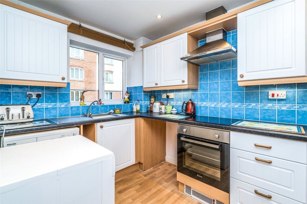 Property photo 3 of 7 Kitchen