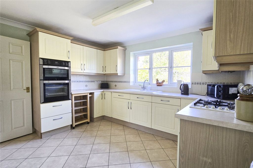 Property photo 3 of 20 Kitchen/Bkfst