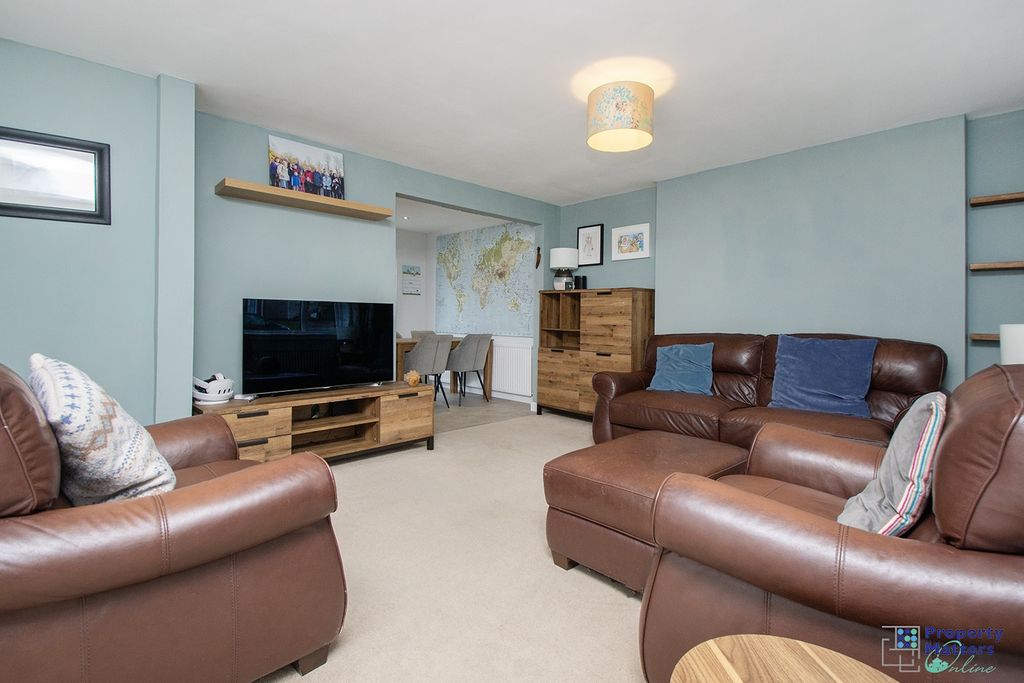 Property photo 2 of 18 Lounge