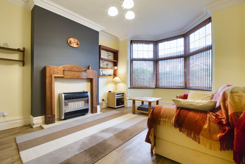 Property photo 2 of 27