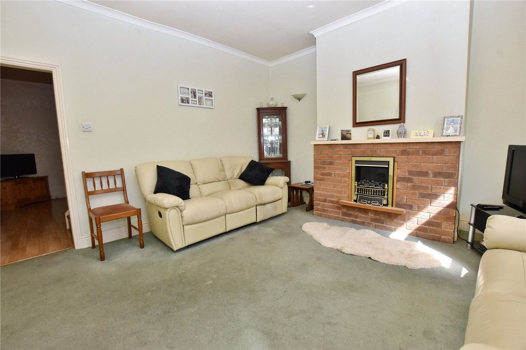 Property photo 3 of 17 Lounge