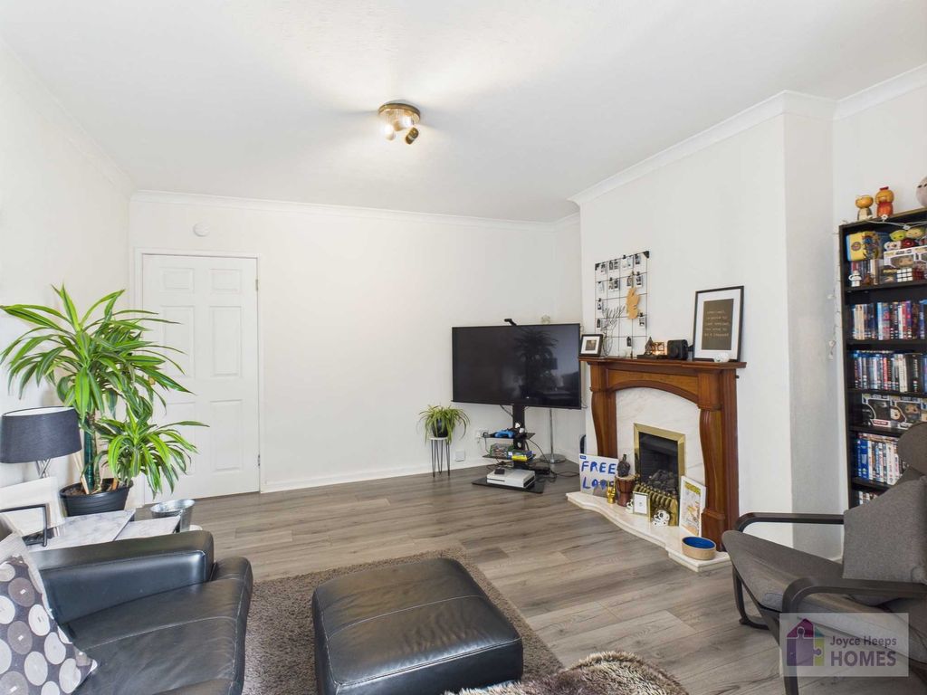 Property photo 3 of 7 Lounge