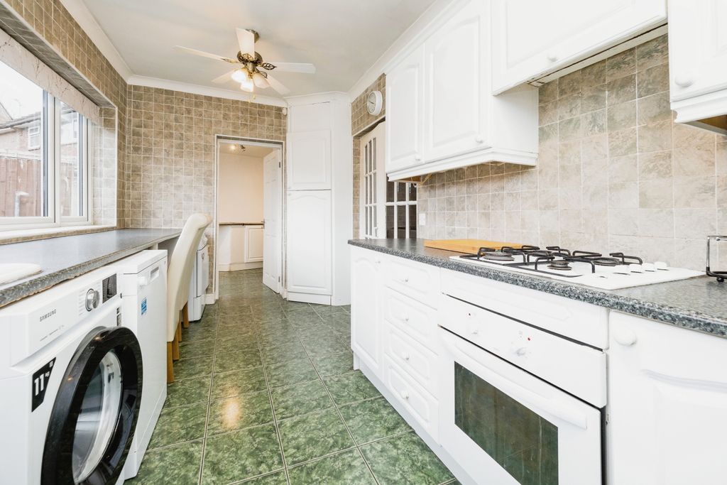 Property photo 3 of 17 Kitchen