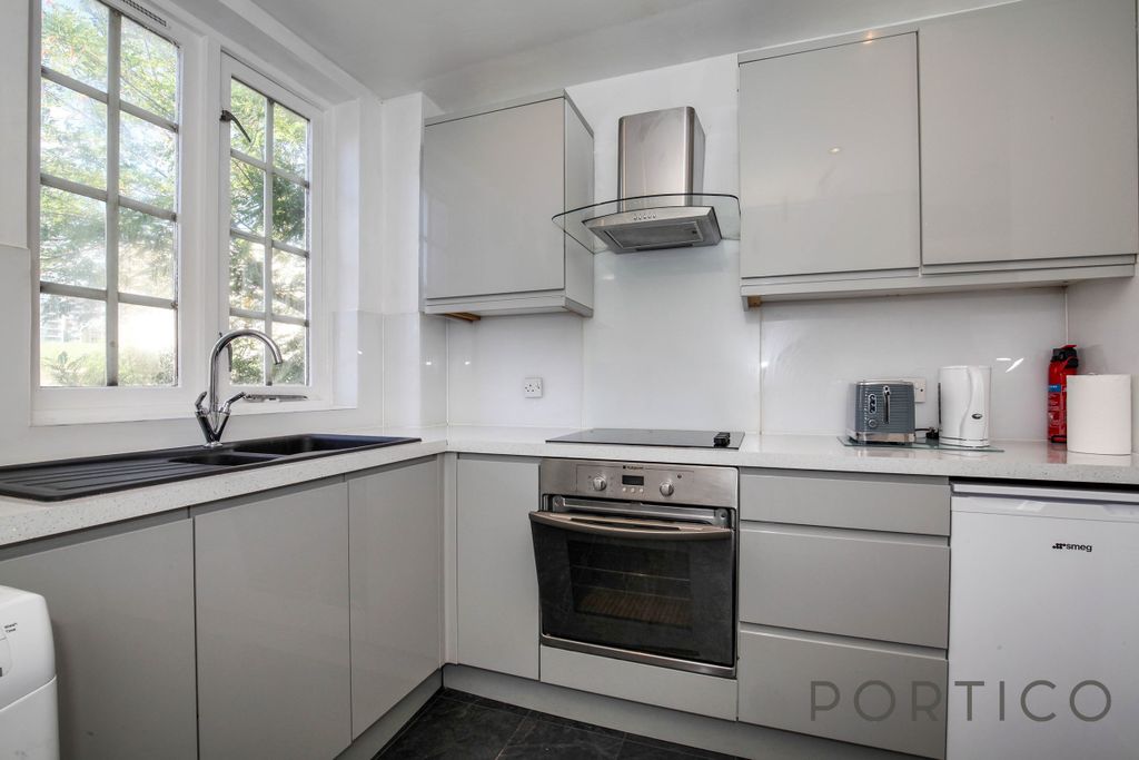 Property photo 3 of 10 4