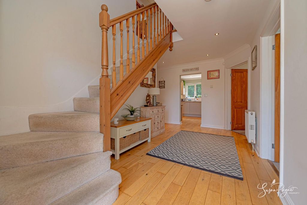 Property photo 3 of 28 Entrance Hall