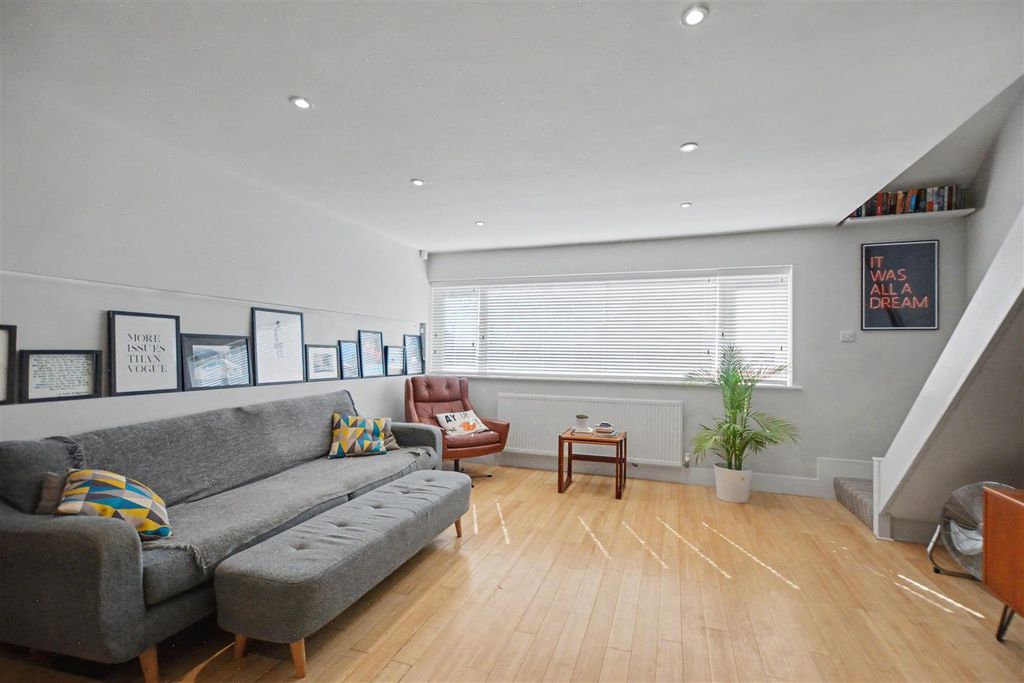 Property photo 3 of 21 Lounge_2.Jpeg