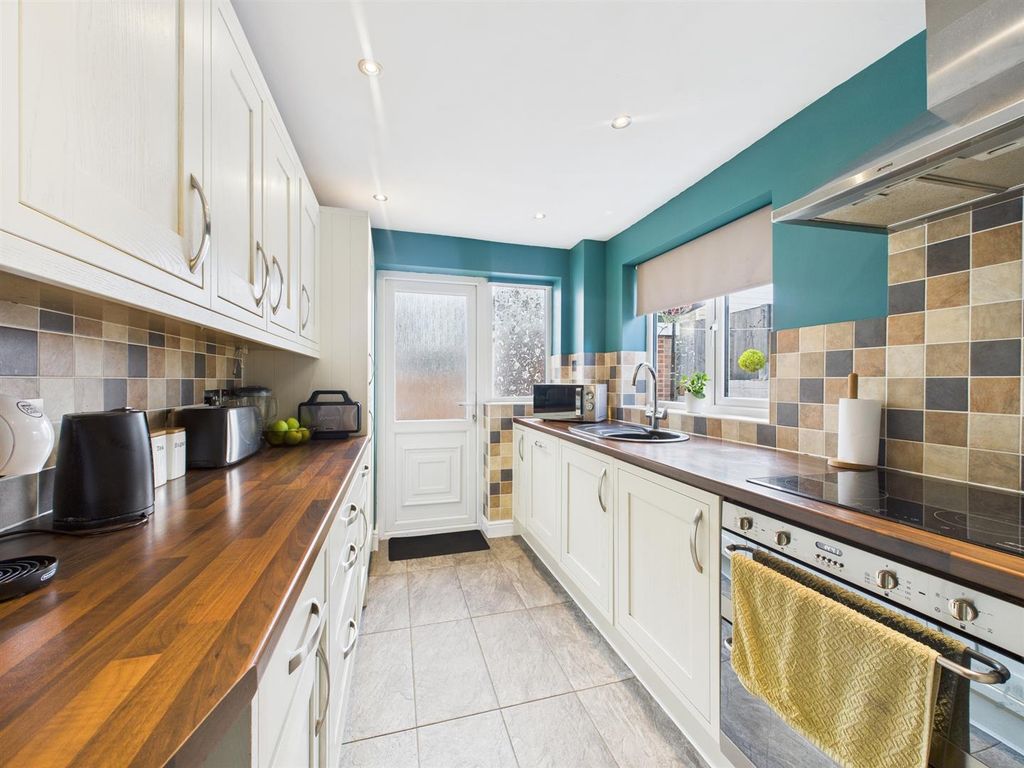 Property photo 3 of 12 Kitchen