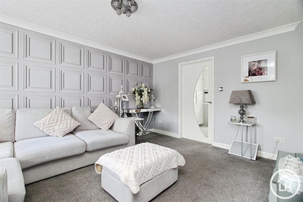 Property photo 3 of 19 Lounge