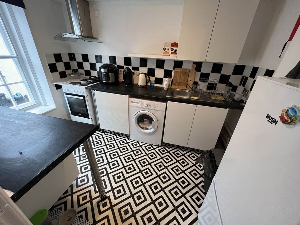 Property photo 3 of 7 Kitchen