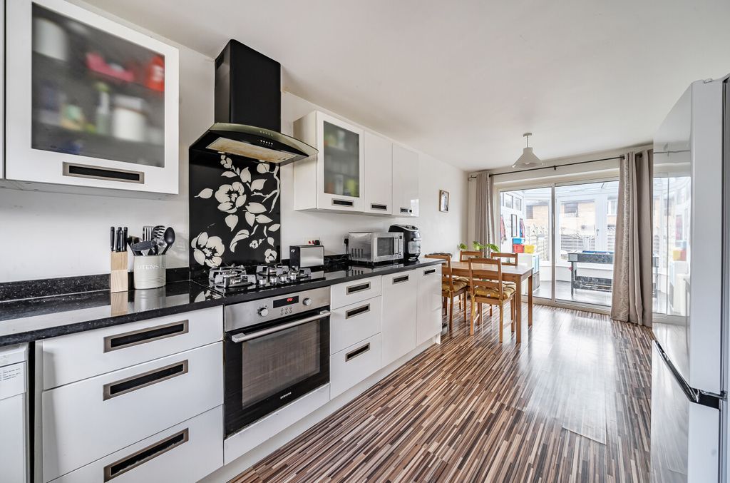 Property photo 3 of 15 1399658-8-696F826...