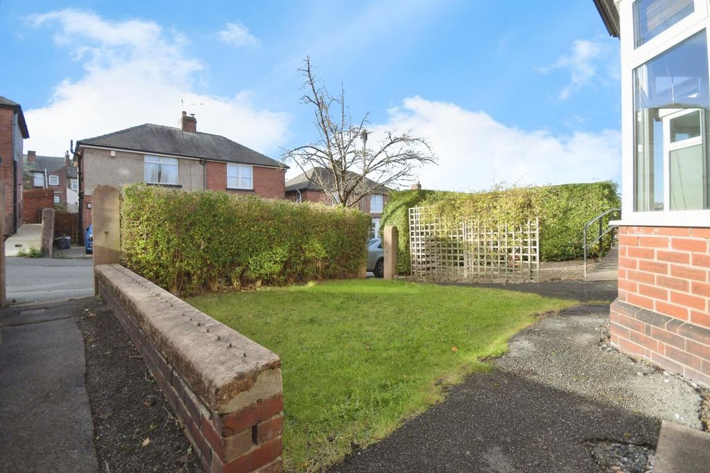 Property photo 2 of 21 Front Garden