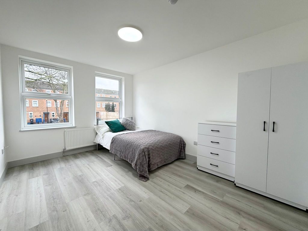 Property photo 2 of 6 Bedroom