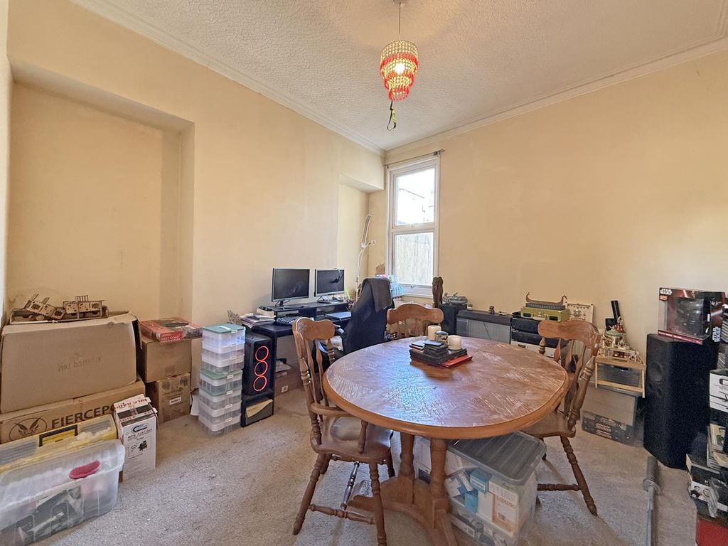 Property photo 3 of 19 Faringdon Road 48 - Dining Room.Jpg