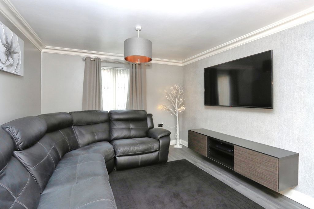 Property photo 2 of 19 Lounge