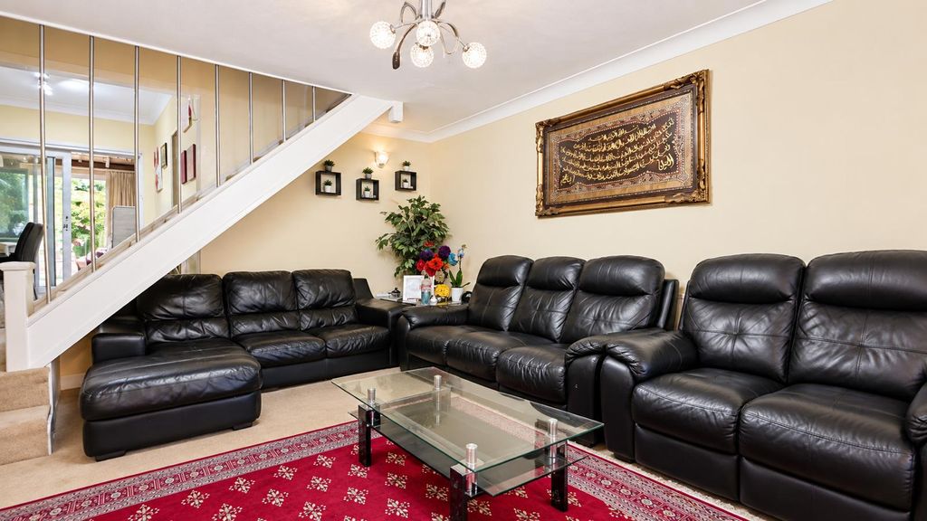 Property photo 1 of 13 Lantern Close, Wembley, Ha0 (2)