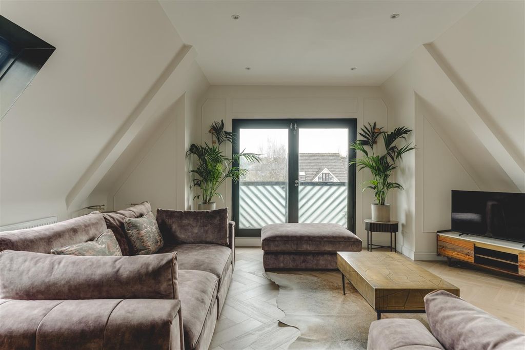 Property photo 1 of 33 Boleyn Court_v2-27.Jpg
